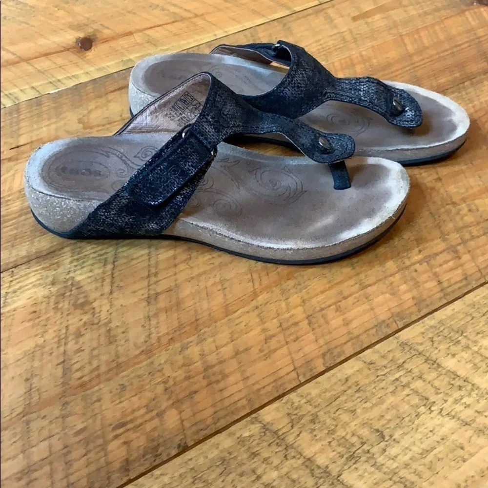 Taos Lucy thong style sandals Black & silver Size 8-8.5